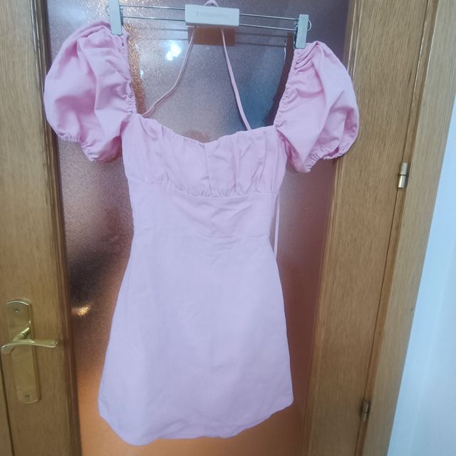 Vestido rosa con mangas abullonadas