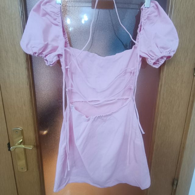 Vestido rosa con mangas abullonadas