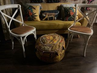 Mesa y 2 Sillas Estilo Vintage y sofáamarillo+puff