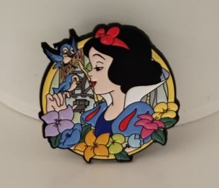 Pin de Blancanieves con pájaros y flores.