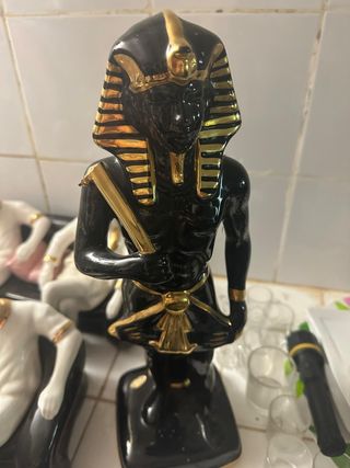 Figura Faraón Egipcio Porcelana Negra y Dorada