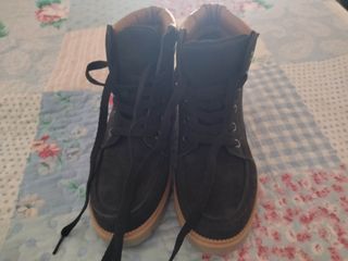 Botines negros con detalle marrón