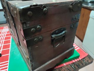 Baúl Vintage Alemán Marrón y Dorado