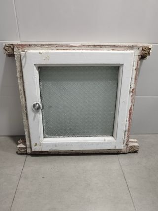 Ventana antigua madera con cristal