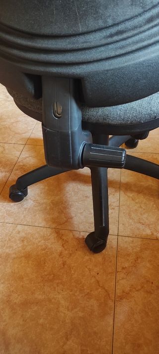 Silla de oficina gris