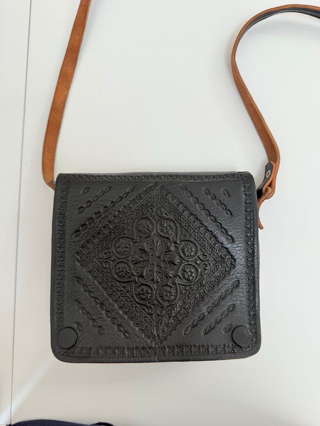 Borsa in vera pelle nera dal Marocco