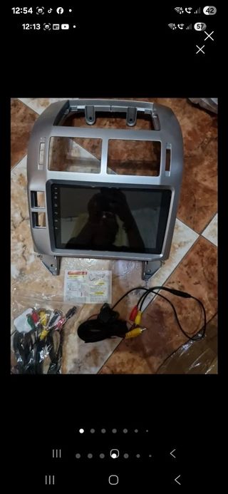 Pantalla de coche con marco y cables