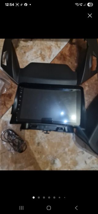 Pantalla de coche con marco y cables
