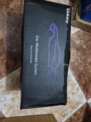 Pantalla de coche con marco y cables