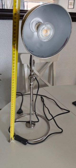 Lámpara de escritorio IKEA plateada