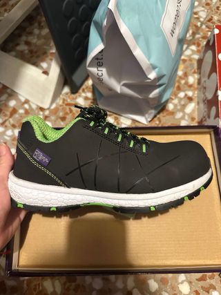 Zapatos de trabajo totalmente nuevos.