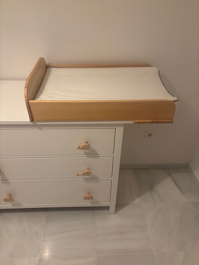 Fasciatoio per neonati in legno e bianco