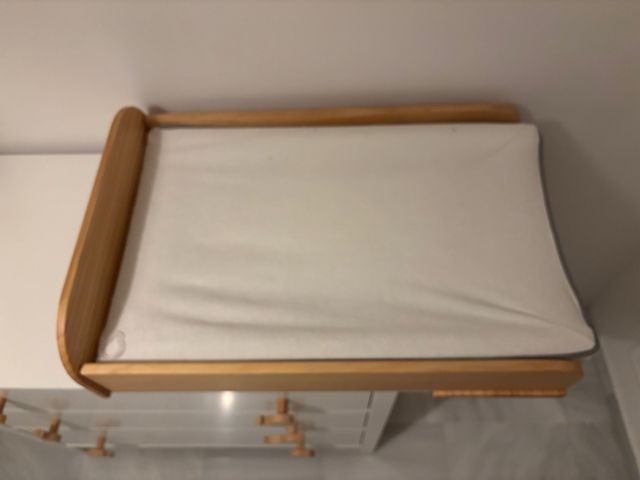 Fasciatoio per neonati in legno e bianco