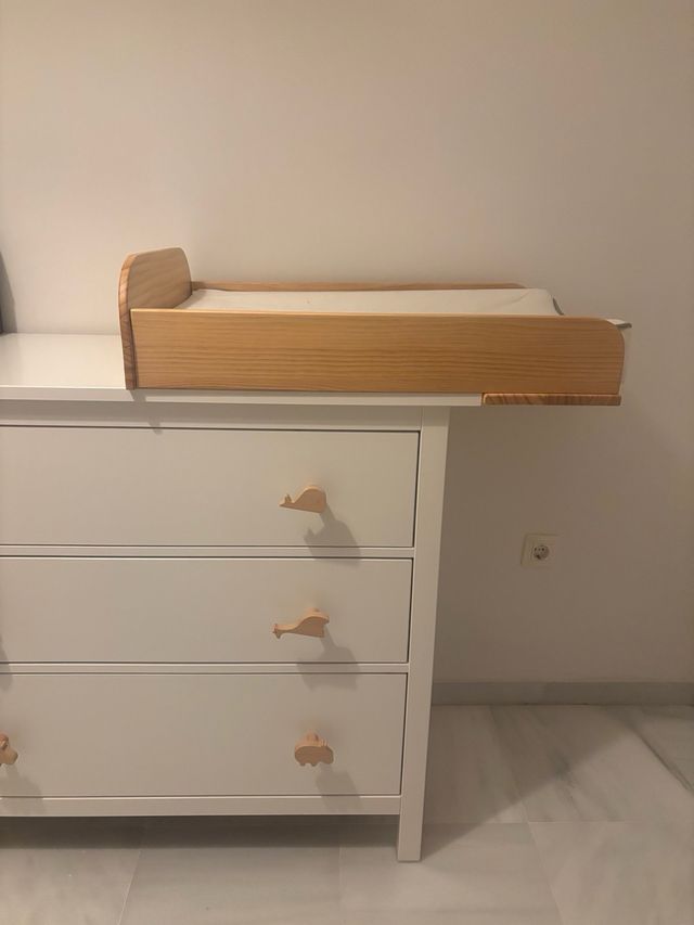 Fasciatoio per neonati in legno e bianco