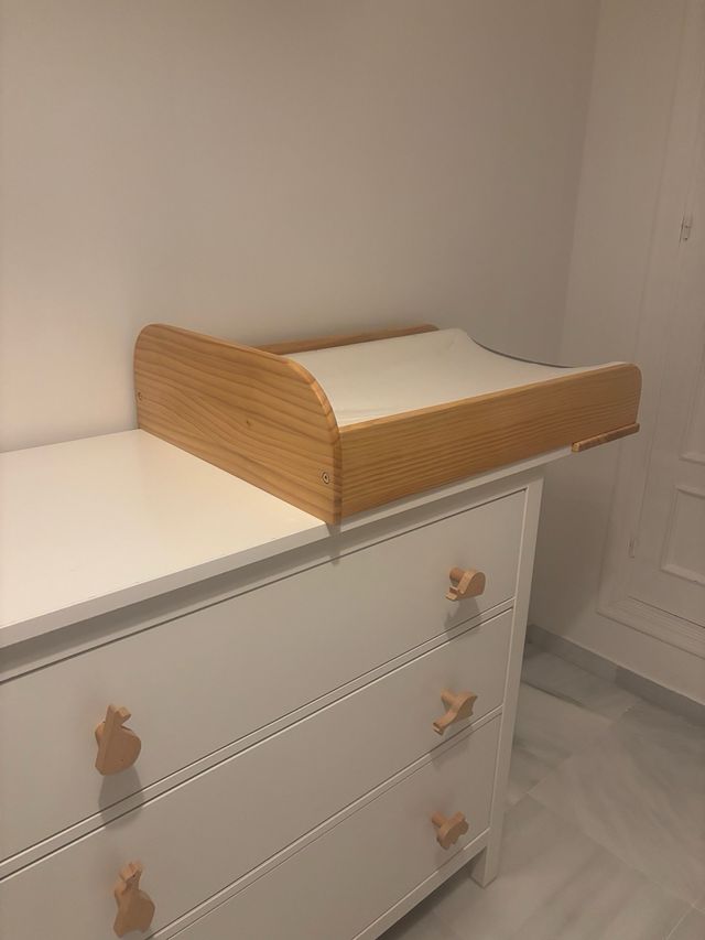 Fasciatoio per neonati in legno e bianco