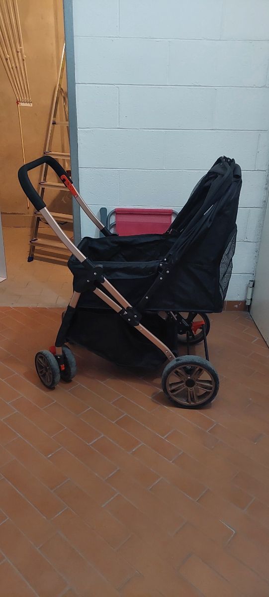Passeggino per cani nero e oro