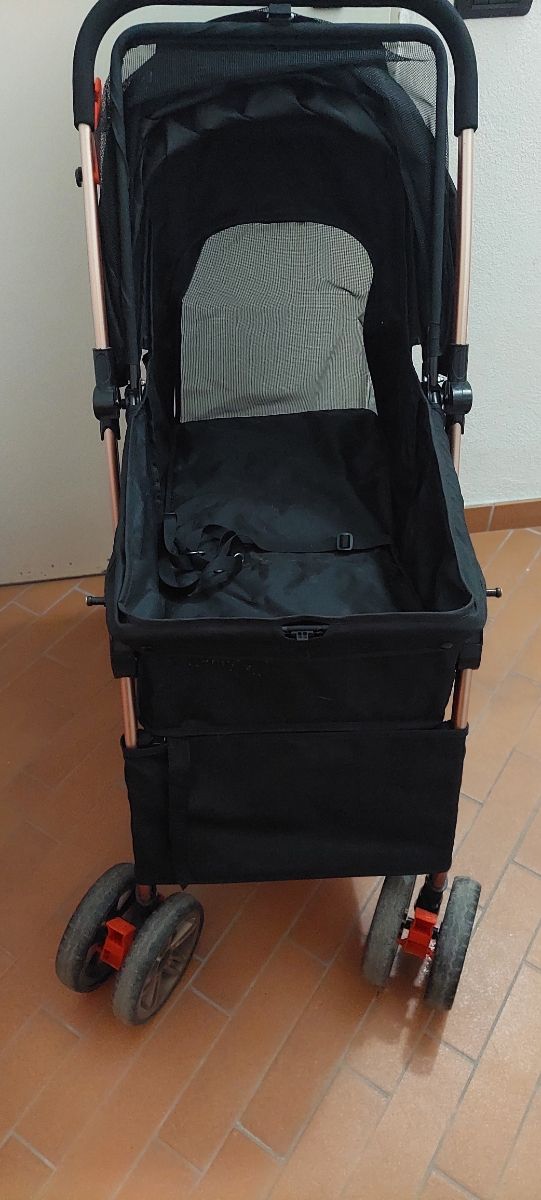 Passeggino per cani nero e oro