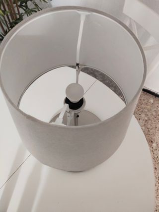Lámpara de mesa gris y blanca