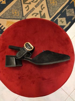 Scarpe nere con tacco e fibbia dorata