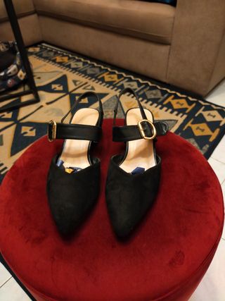 Scarpe nere con tacco e fibbia dorata