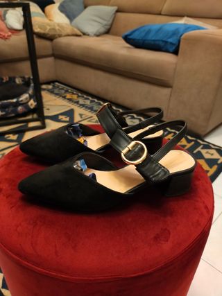 Scarpe nere con tacco e fibbia dorata