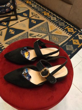 Scarpe nere con tacco e fibbia dorata