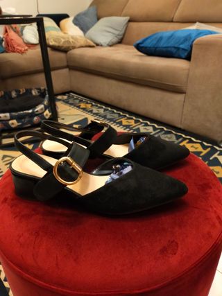 Scarpe nere con tacco e fibbia dorata
