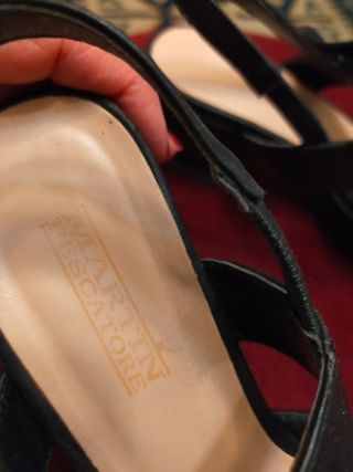 Scarpe nere con tacco e fibbia dorata