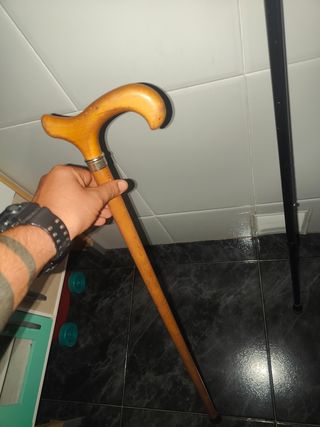 Bastón de madera con empuñaduras curvas