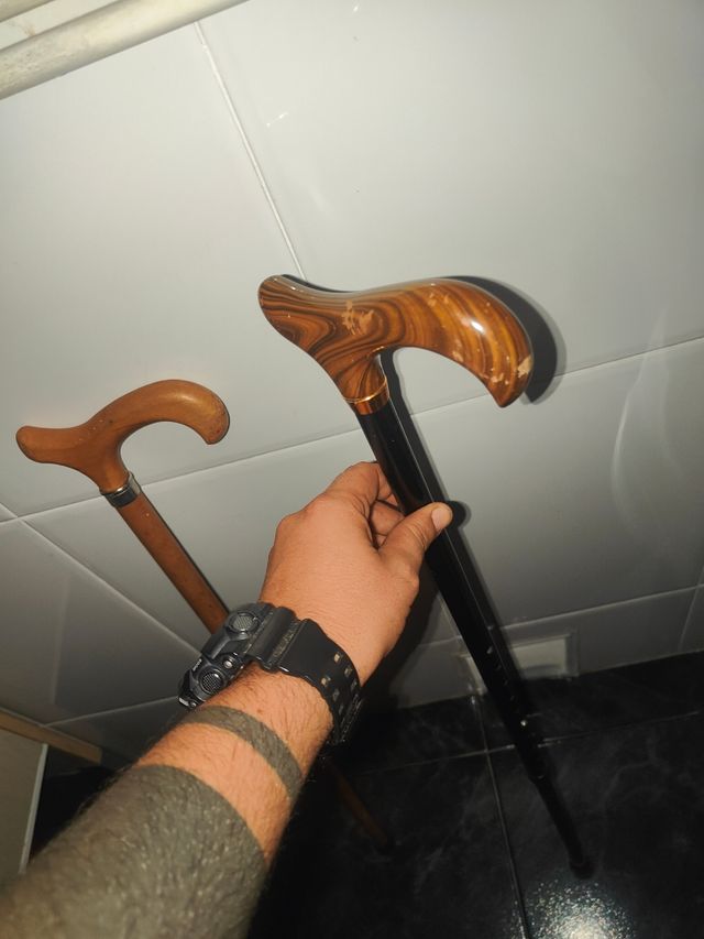Bastón de madera con empuñaduras curvas