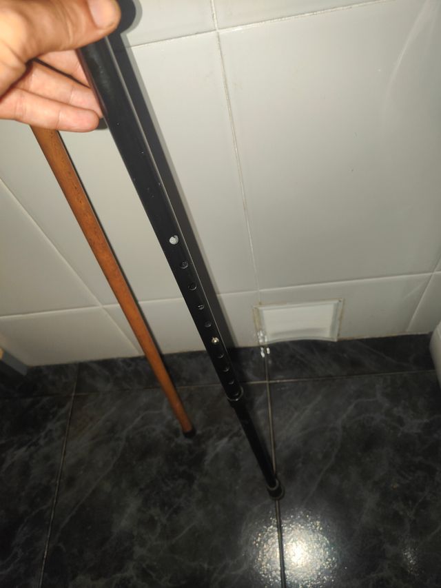 Bastón de madera con empuñaduras curvas