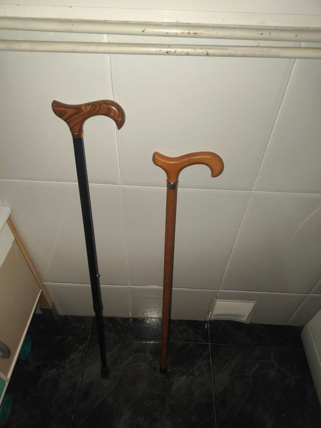 Bastón de madera con empuñaduras curvas