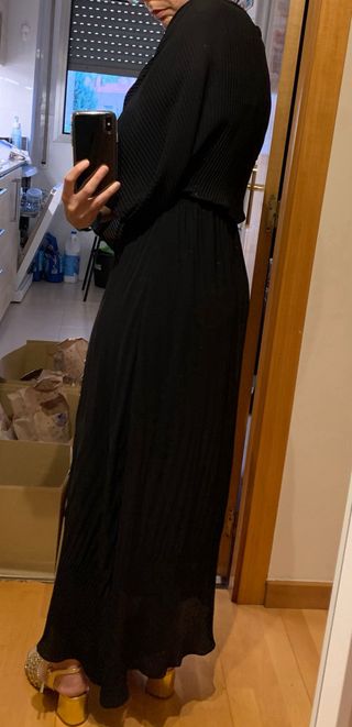 Vestido negro Zara plisado manga acampanada