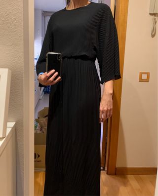 Vestido negro Zara plisado manga acampanada