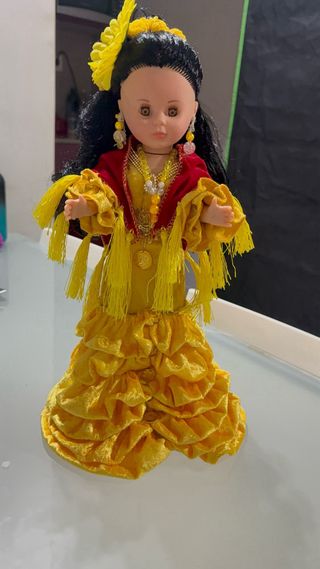 Vestido de muñeca flamenco amarillo y rojo