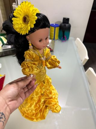 Vestido de muñeca flamenco amarillo y rojo
