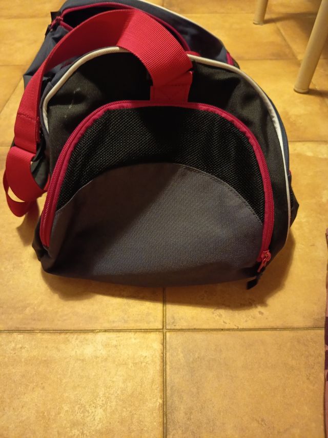 Mochila Decathlon negra y morada