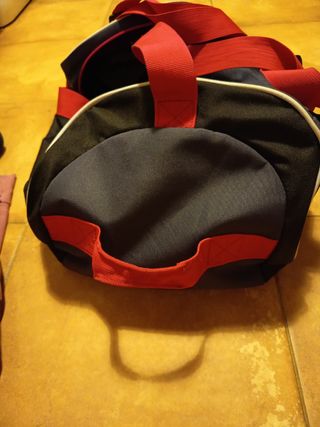 Mochila Decathlon negra y morada 