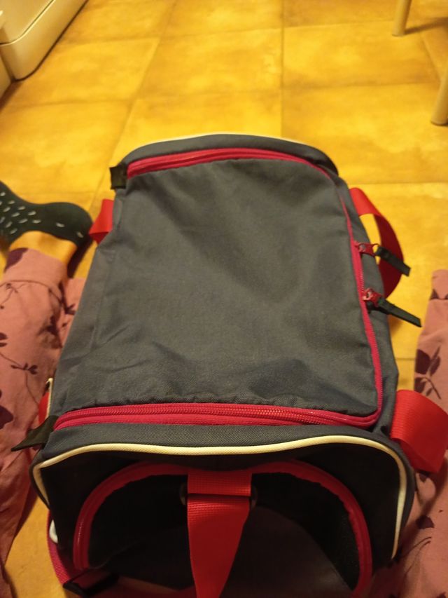 Mochila Decathlon negra y morada