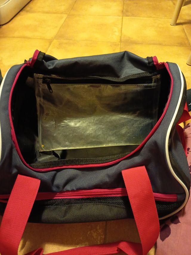 Mochila Decathlon negra y morada