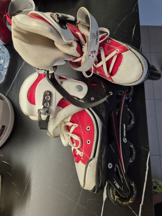 Patines en línea rojos y blancos