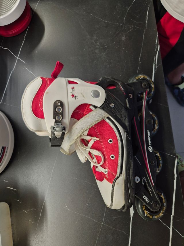 Patines en línea rojos y blancos