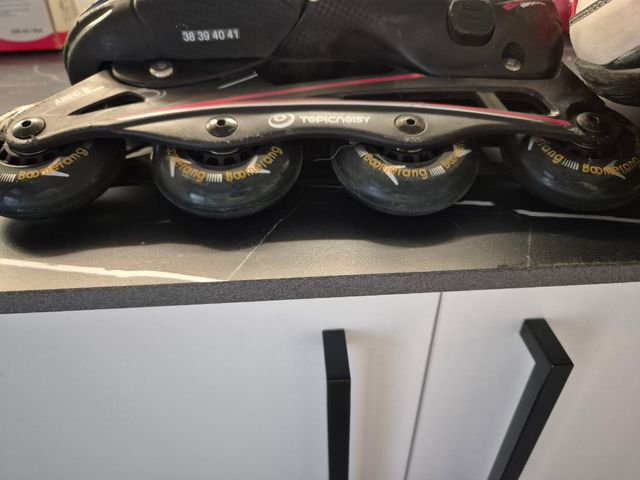 Patines en línea rojos y blancos