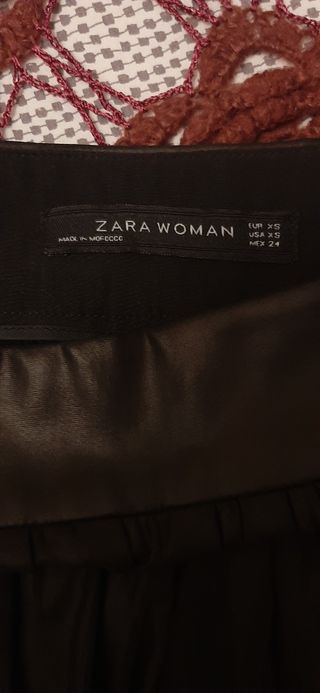 Falda negra simil cuero plisada