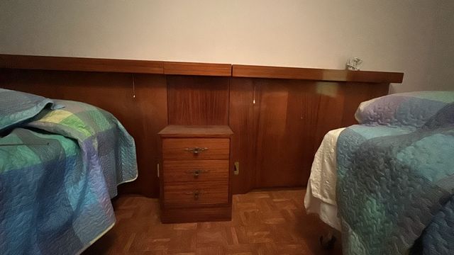 Cabecero para dos camas con mesita
