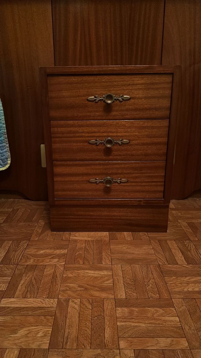 Cabecero para dos camas con mesita