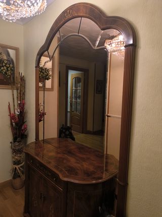 Mueble recibidor con espejo y detalles dorados
