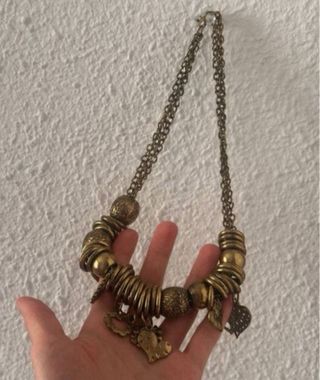 Collar dorado con multiples dijes y cuentas