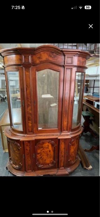 Elegante vitrina antigua de madera y cristal