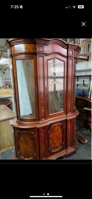 Elegante vitrina antigua de madera y cristal